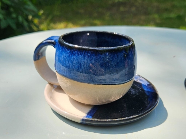 La tasse à café bleue : un clin d’œil au bleu de Frida et au confort quotidien